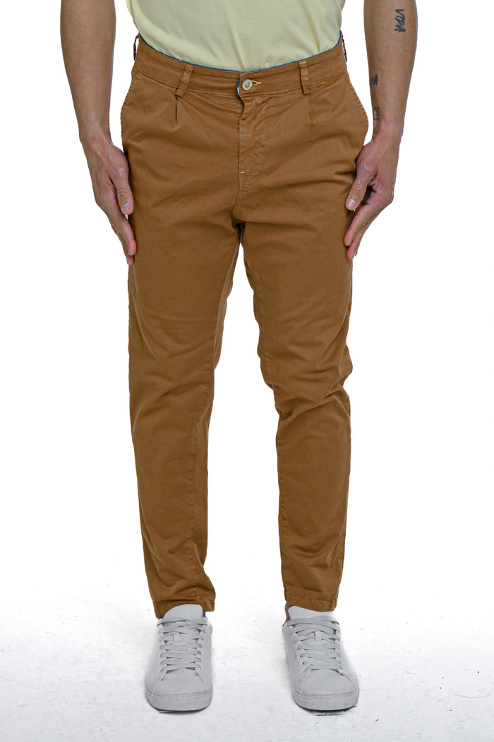 Pantaloni carrot New Private Raso caramello SS26